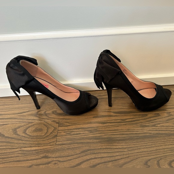 Betsey Johnson black satin heels size 8 - Picture 2 of 5